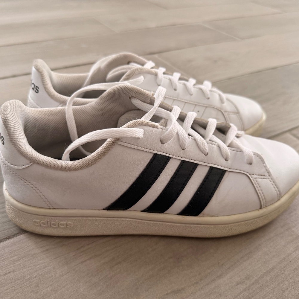Unisex Adidas sneakers, size 7